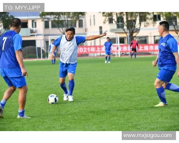 足球明星挑战篮球馆新玩法引发热议球迷期待跨界精彩对决